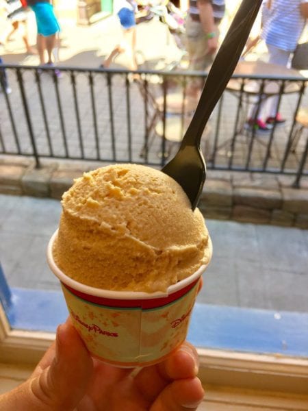 L'Artisan des Glaces Review caramel fleur de sel ice cream outside