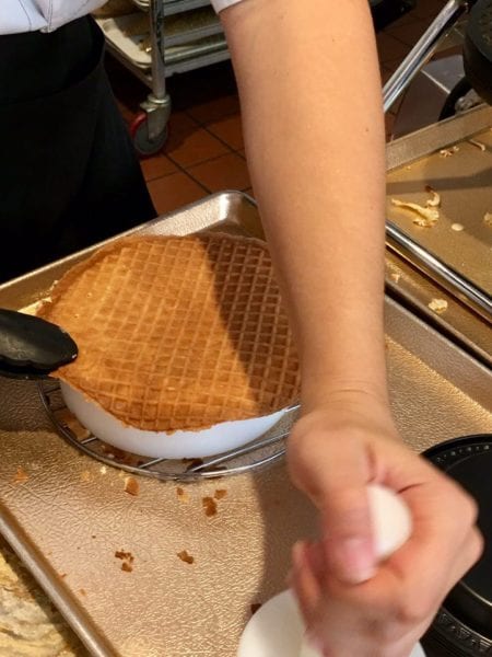 L'Artisan des Glaces Review waffle bowl making