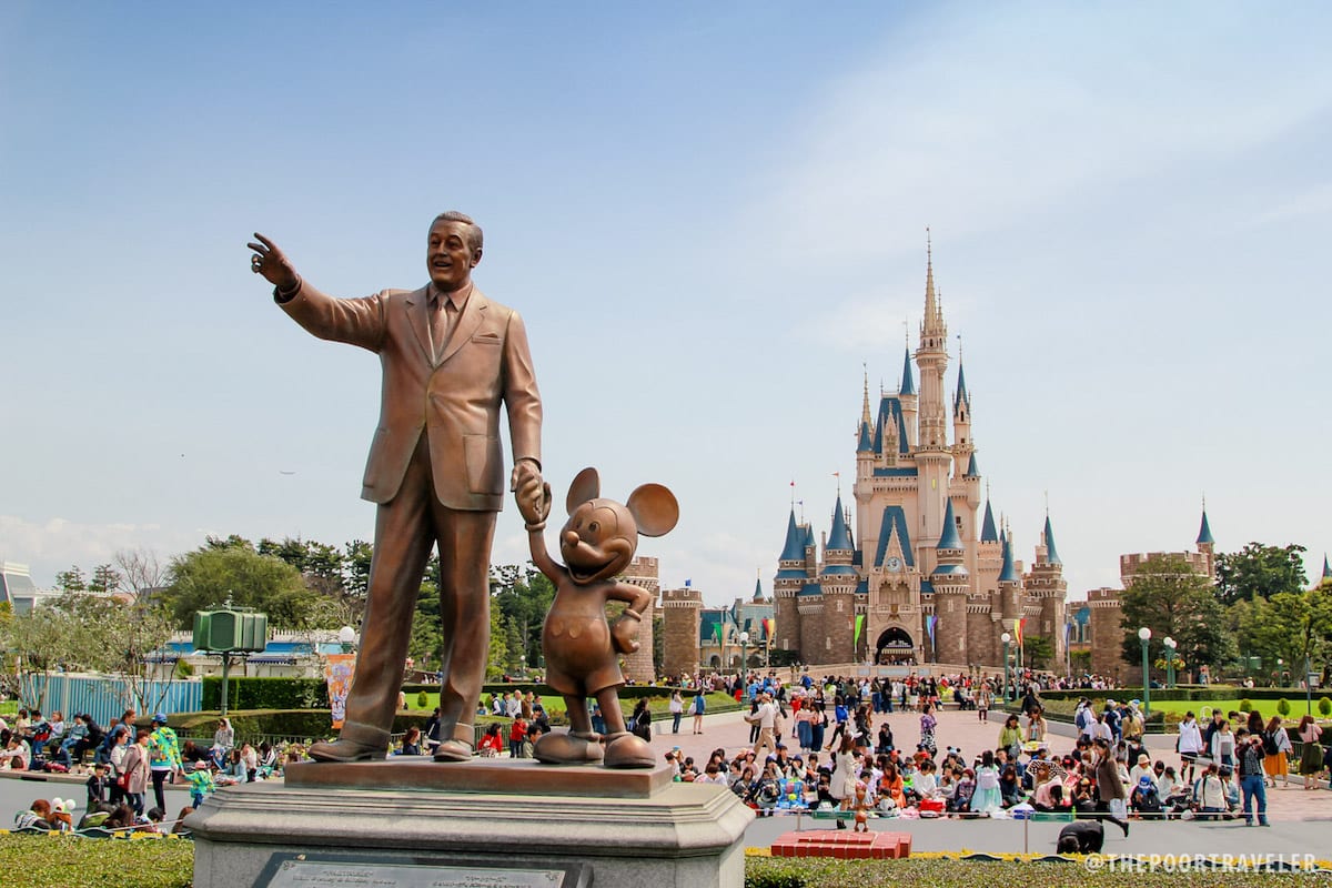 tokyo-disneyland-partners-statue