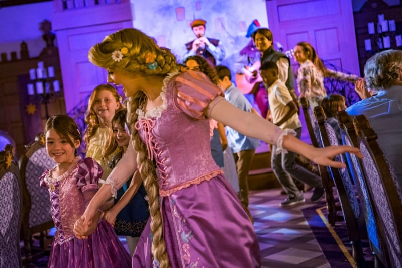 photos Rapunzel's Royal Table Disney Magic parade