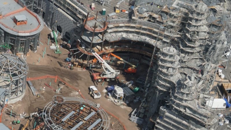 Star Wars galaxy's edge millennium falcon attraction