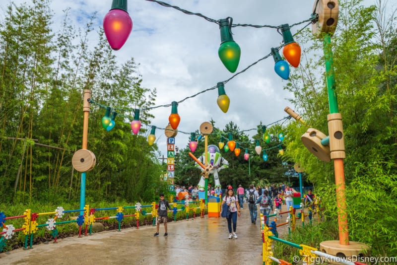 Sneak Peak at Toy Story Land Theming Disneyland Paris lights