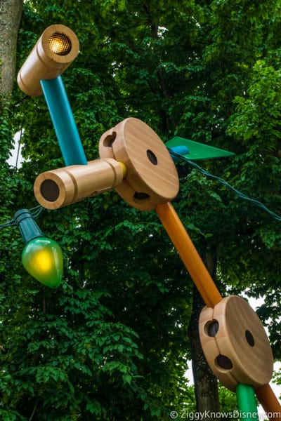 Sneak Peak at Toy Story Land Theming Disneyland Paris tinker toy lights