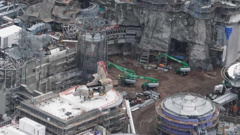 First Spaceship Arrives Star Wars Galaxy's Edge