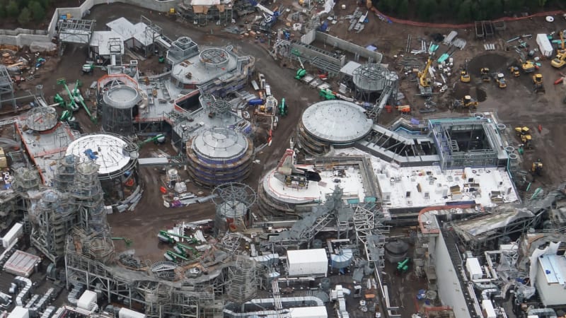 First Spaceship Arrives Star Wars Galaxy's Edge