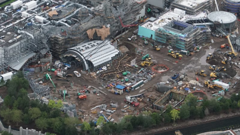 First Spaceship Arrives Star Wars Galaxy's Edge