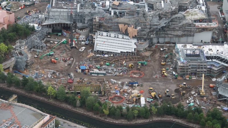 First Spaceship Arrives Star Wars Galaxy's Edge