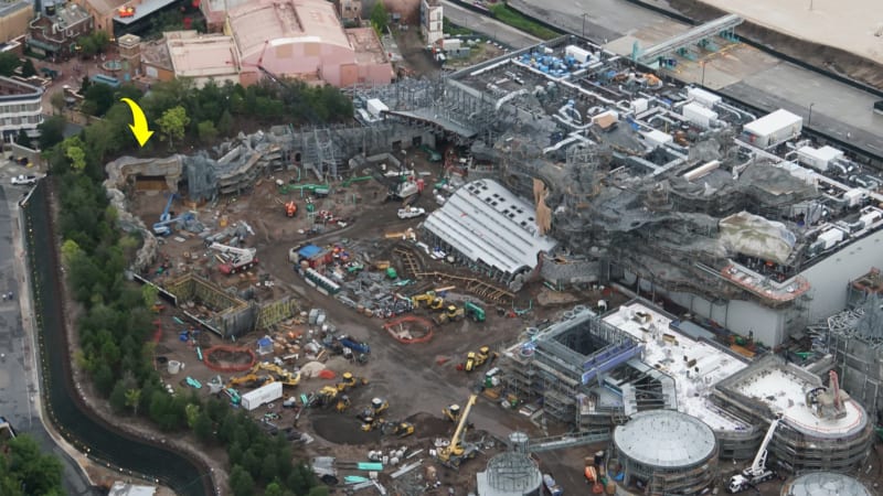 First Spaceship Arrives Star Wars Galaxy's Edge