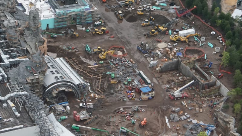 First Spaceship Arrives Star Wars Galaxy's Edge