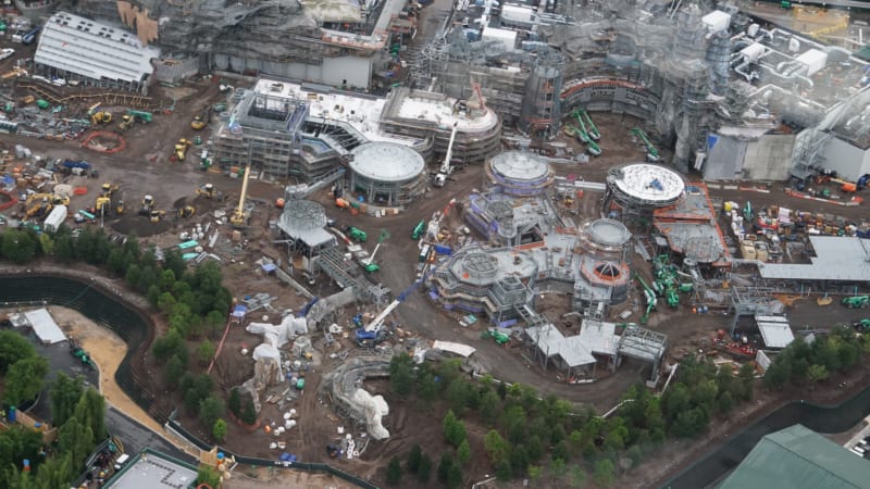 First Spaceship Arrives Star Wars Galaxy's Edge