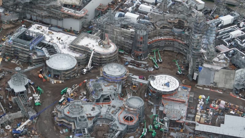 First Spaceship Arrives Star Wars Galaxy's Edge